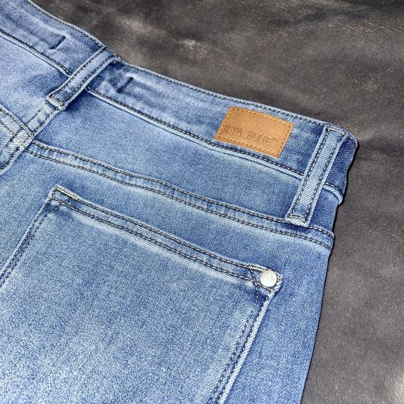 Judy Blue Women's 7/28 Distressed Stretch Boyfriend Fit Medium Wash Jeans - Picture 6 of 8